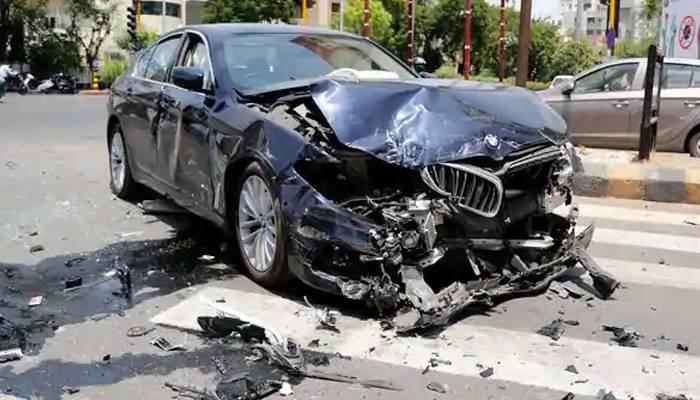 ڈیرہ غازی خان میں تیز رفتار کار کھمبے سے ٹکراگئی
