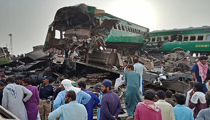 2مسافر ٹرینوں میں تصاد م، 30سے زائد افراد جاں بحق ، درجنوں زخمی