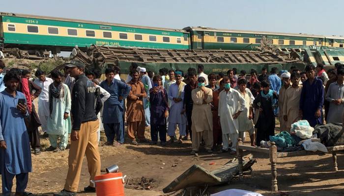 پشاور سے کراچی جانیوالی ٹرین پٹڑی سے اتر گئی