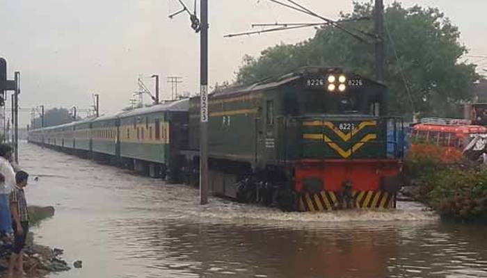 کراچی اور کوئٹہ سے لاہور آنیوالی ٹرینیں تاخیر کا شکار