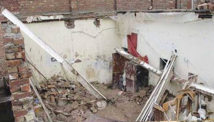 کراچی میں گھر کی دیوار گرنے سے لڑکا جاں بحق
