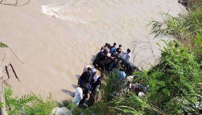 گاڑی دریائے نیلم میں جاگری، خاتون اور بچے سمیت چار افرادزندہ بچ گئے