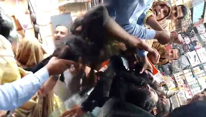 ویڈیو: میک اپ کا سامان واپس نہ کرنے پر خواتین کا سکھ دکاندار پر تشدد