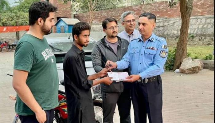 اسلام آباد: غریب محنت کش کی سنی گئی، پولیس نے نئی موٹرسائیکل دے دی 