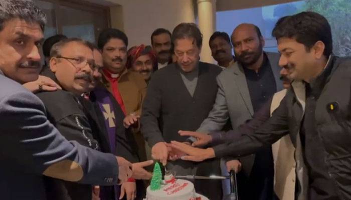 زمان پارک میں کرسمس کی تقریب،عمران خان نے کیک کاٹا