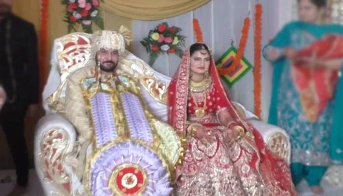 بھارت میں مسلمان جوڑے نے مندر میں شادی کرلی
