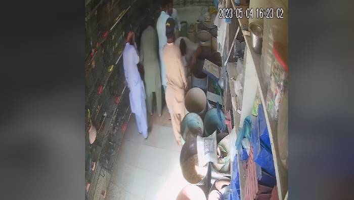 کراچی: پرندہ مارکیٹ میں ڈاکو دکان میں بیٹھے شہریوں کو لوٹ کر فرار