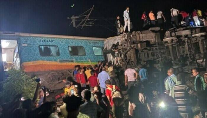 بھارت،مسافر اور مال برادر ٹرینوں میں خوفناک تصادم، 50 ہلاک