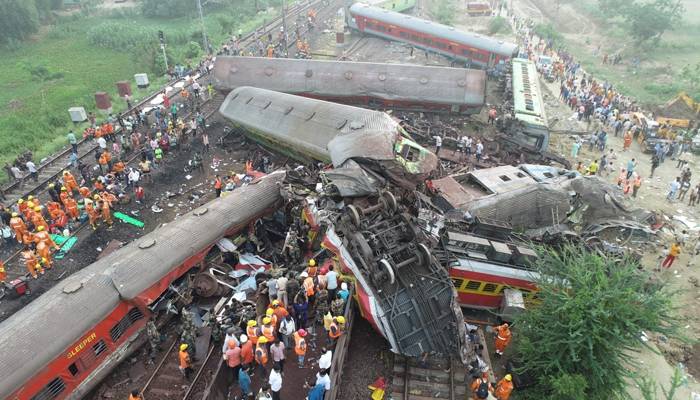 بھارت: خوفناک ٹرین حادثے کے لرزہ خیز مناظر کی تصویری جھلکیاں