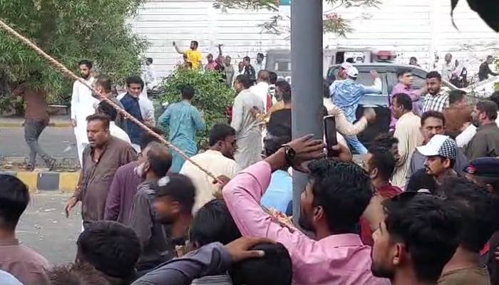 کراچی میں جماعت اسلامی اور پیپلز پارٹی کےکارکنوں کا پتھراؤ، پولیس کا لاٹھی چارج
