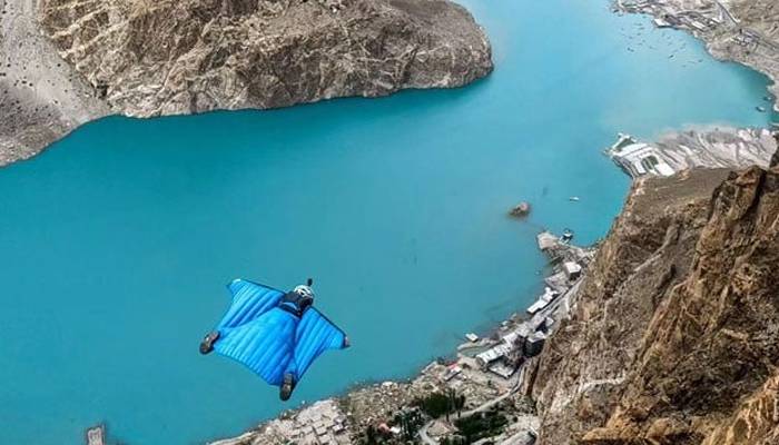 نارویجین ونگ سوٹ پائیلٹس کی عطا آباد جھیل کے  پہاڑ سے چھلانگ  