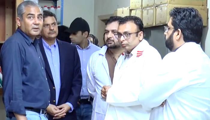 نگران وزیراعلیٰ محسن نقوی کا سیدمٹھا ہسپتال کادورہ،ناقص صفائی پربرہم
