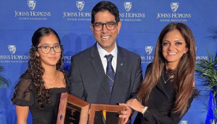 آغا خان یونیورسٹی کے ڈاکٹر نے امریکی ایوارڈ حاصل کرلیا