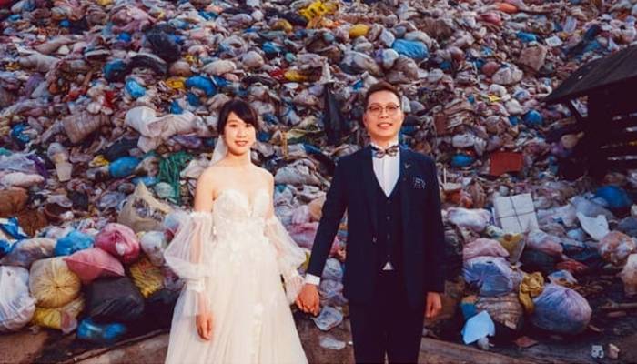 جوڑے نے کوڑے کے ڈھیر کے سامنے شادی کا فوٹو شوٹ کیوں کروایا؟