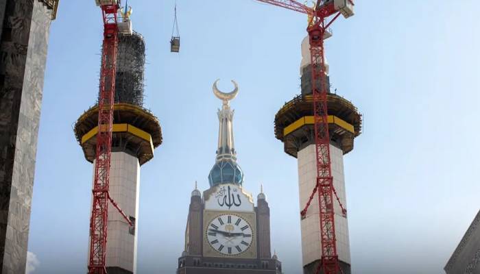 مسجد حرام کے 13 ویں مینار پر ہلال کی تنصیب مکمل