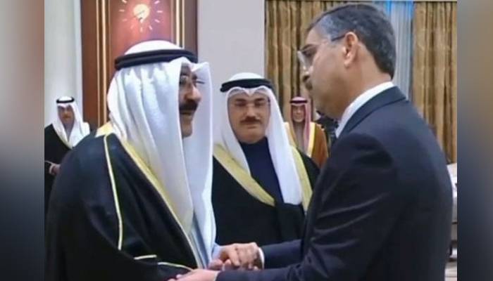 نگران وزیراعظم کی کویت آمد،امیرشیخ نواف الاحمد کے انتقال پر تعزیت 