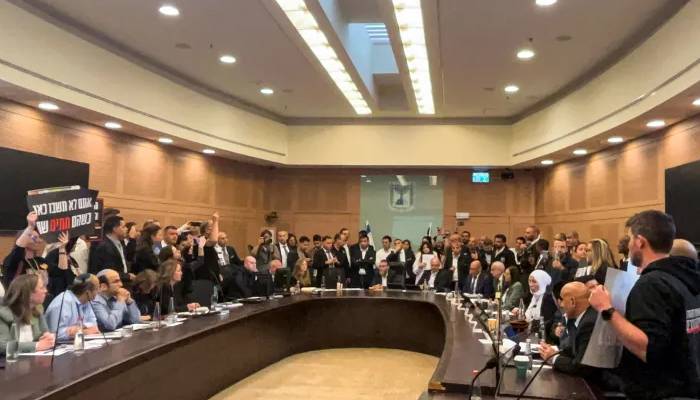  اسرائیلی یرغمالیوں کے لواحقین کا اسرائیلی پارلیمنٹ میں جاری اجلاس پر دھاوا 
