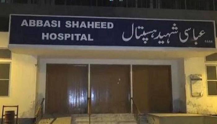 کراچی: عباسی شہید اسپتال کا لیبرروم بند، خاتون نے رکشے میں بچے کو جنم دیدیا