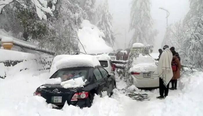پہاڑی مقامات پر برفباری، مری میں سیاحوں کا داخلہ پھنس،گاڑیاں پھنس گئیں