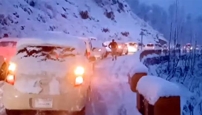 مالم جبہ میں شدید برفباری،6سیاحوں کو ریسکیوکرلیاگیا