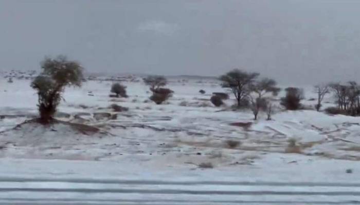 سعودی عرب: صحرا میں برفباری کا دلکش نظارہ 