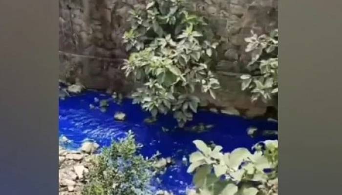 چین میں نہر کا رنگ اچانک نیلا ہوگیا