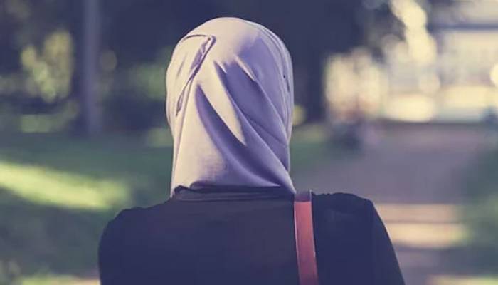 اسکارف پہننے مسلم خاتون نےکیس جیت لیا