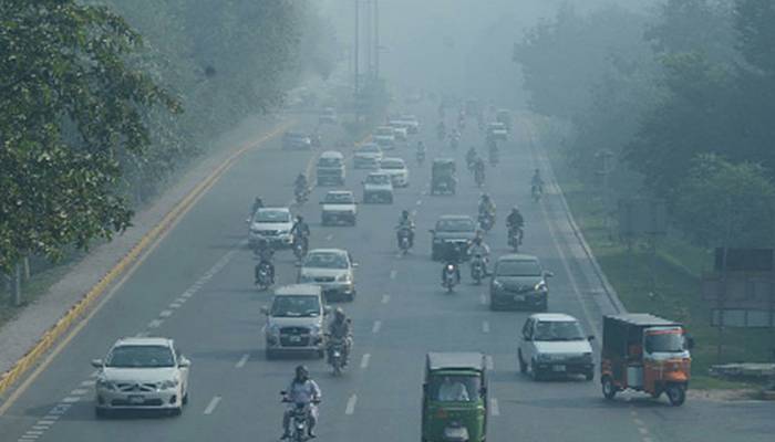 لاہور میں دھواں چھوڑنے والی گاڑیاں بند کرنے کا فیصلہ